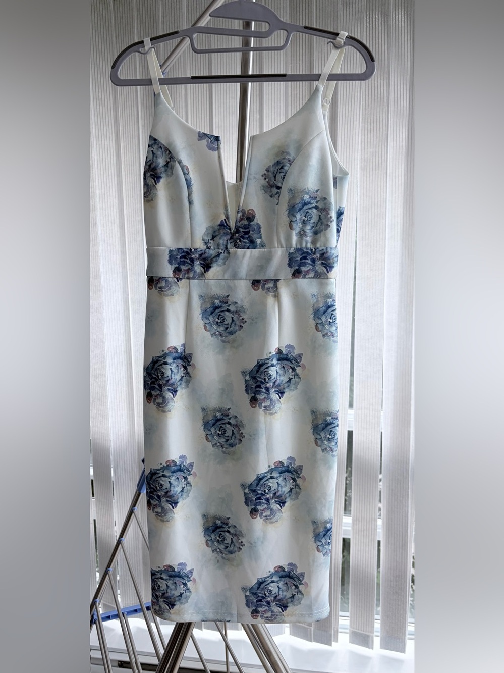 Floral Blue & White V-Neck Sheath Dress